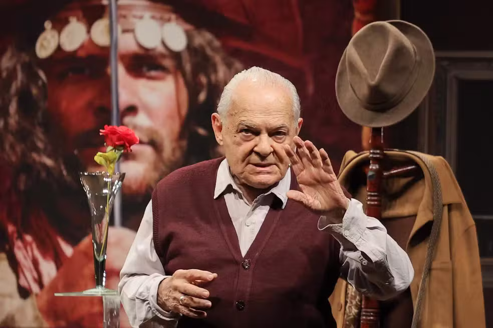 Othon Bastos adia espetáculo em Brasília após lesão na perna