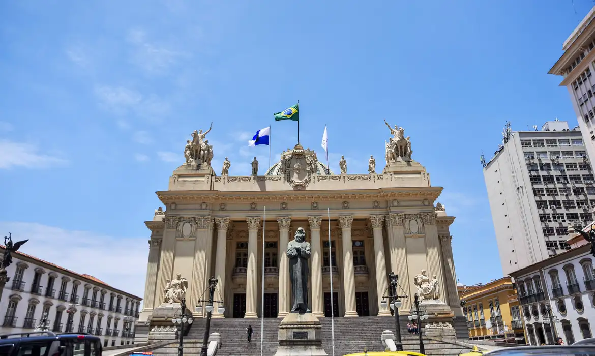 Alerj aprova projeto sobre banheiros neutros para pessoas trans no RJ