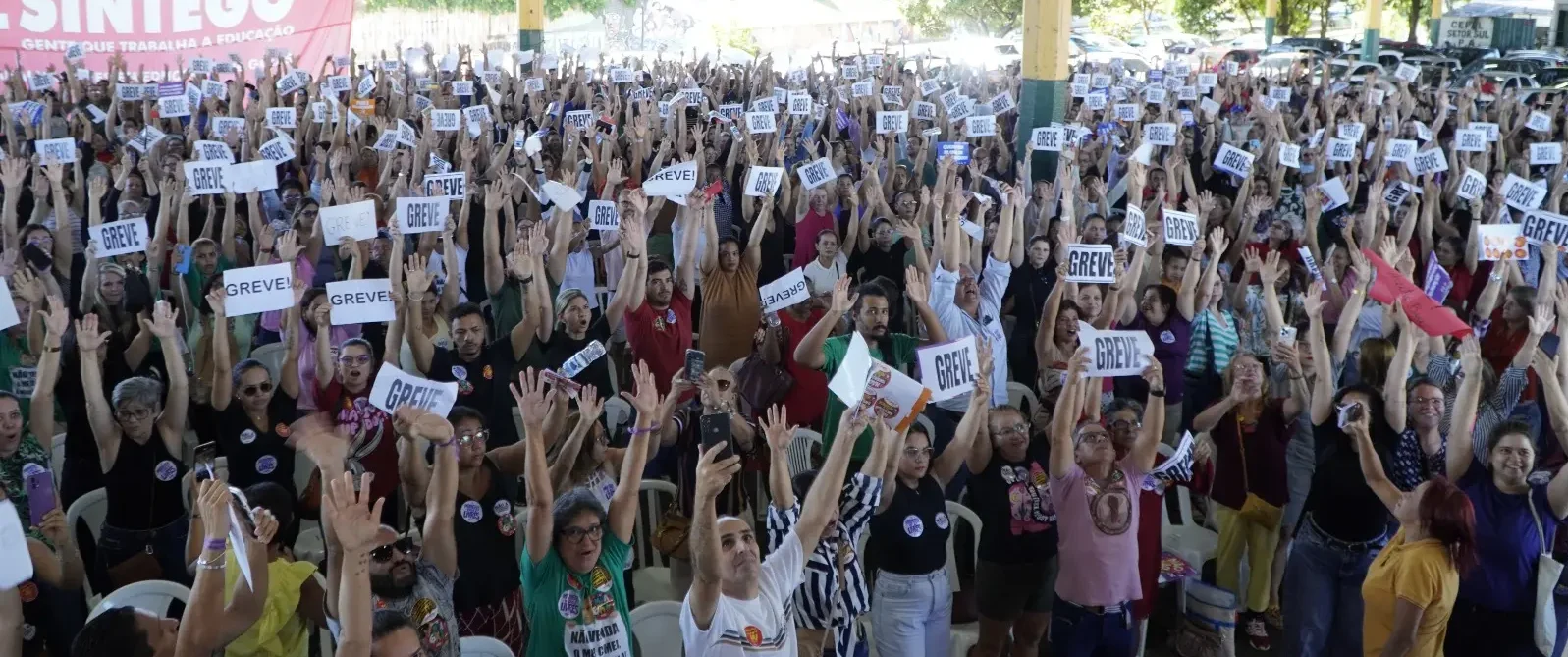 Profissionais da Educação iniciam greve e realizam manifestação em Goiânia