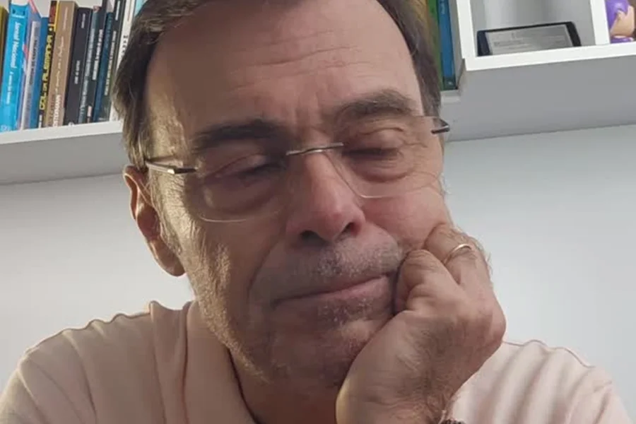 Tino Marcos pede emprego nas redes sociais em vídeo que era na verdade ação de retorno para Copa