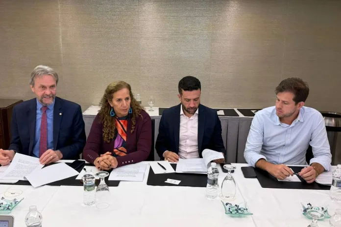 Deputados governistas vão aos EUA para reforçar diálogo em meio à crise