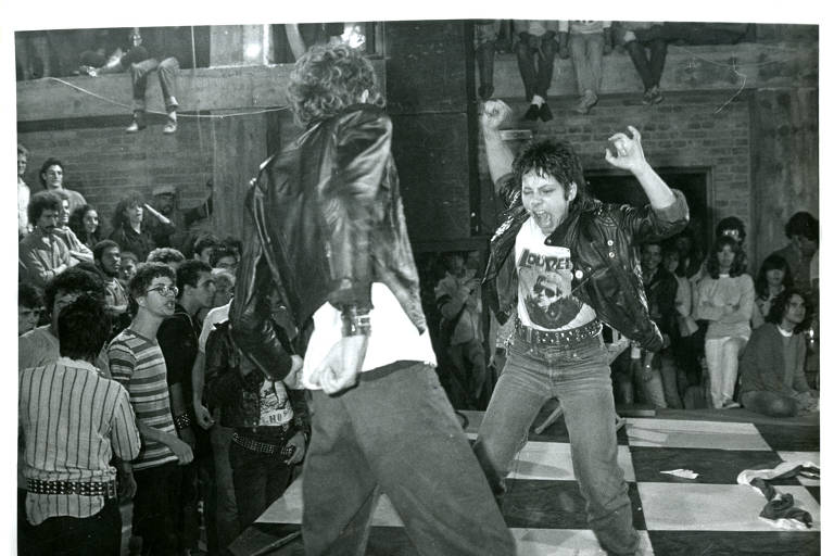 Punk completa 50 anos no Brasil e influencia música, moda e artes