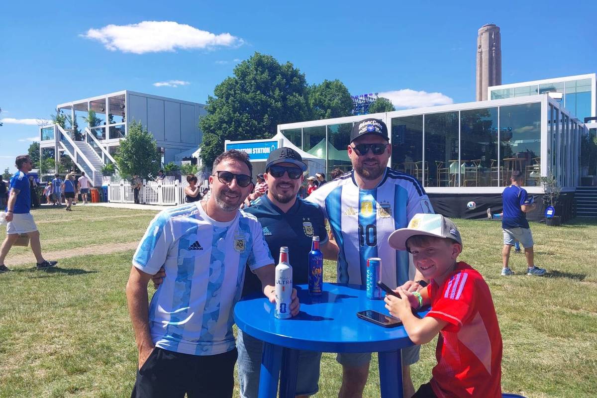 Torcedores argentinos invadem Kansas City para possível adeus de Messi
