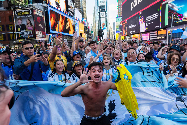 Times Square se consolida como ponto de encontro de torcedores na Copa