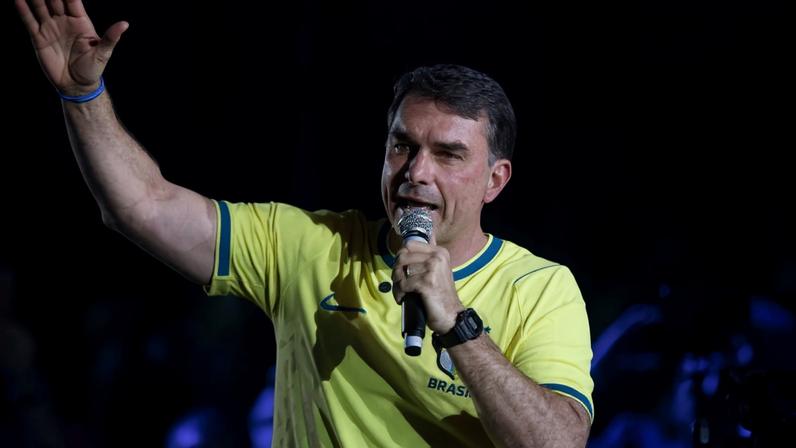 Flávio Bolsonaro comemora vitória da direita nas eleições da Colômbia
