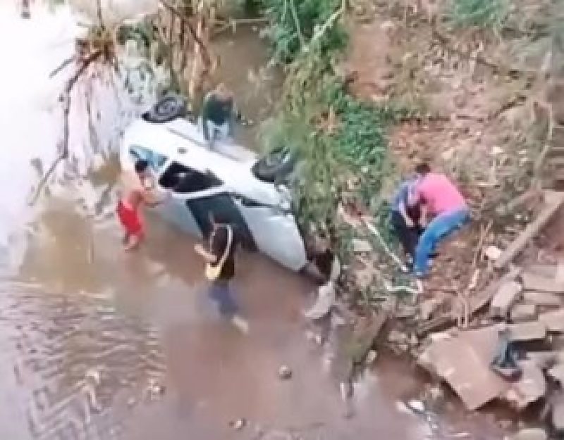 Vídeo: Carro cai de ponte na Avenida Leste-Oeste, em Goiânia, e motorista sofre ferimentos leves