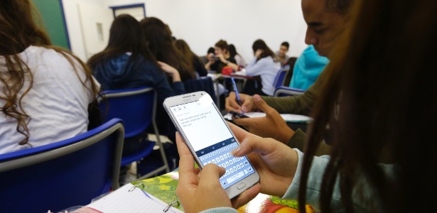 Um ano após restrição, 92% das escolas proíbem celulares, mas 39% dos diretores enfrentam resistência dos alunos