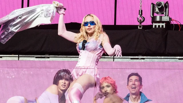 Madonna faz show surpresa na Times Square e reúne multidão em Nova York