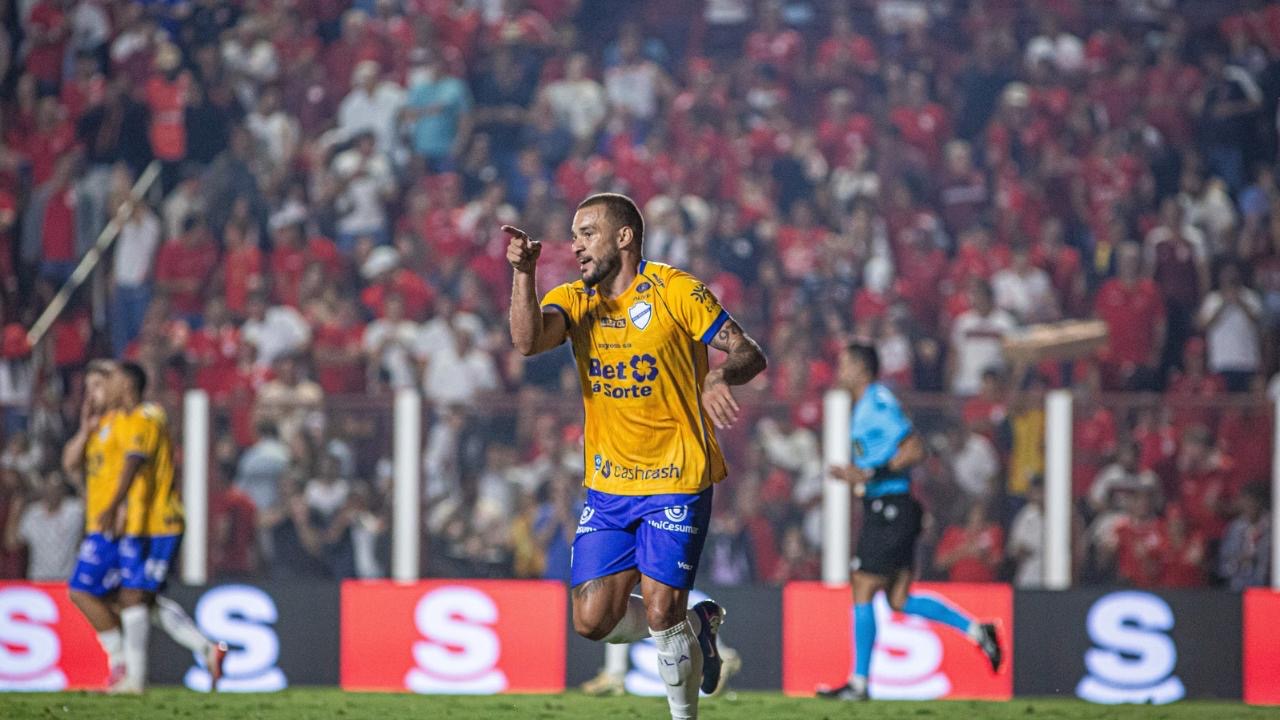 Vila Nova vence Botafogo-SP no OBA por 1 a 0 e assume liderança da Série B