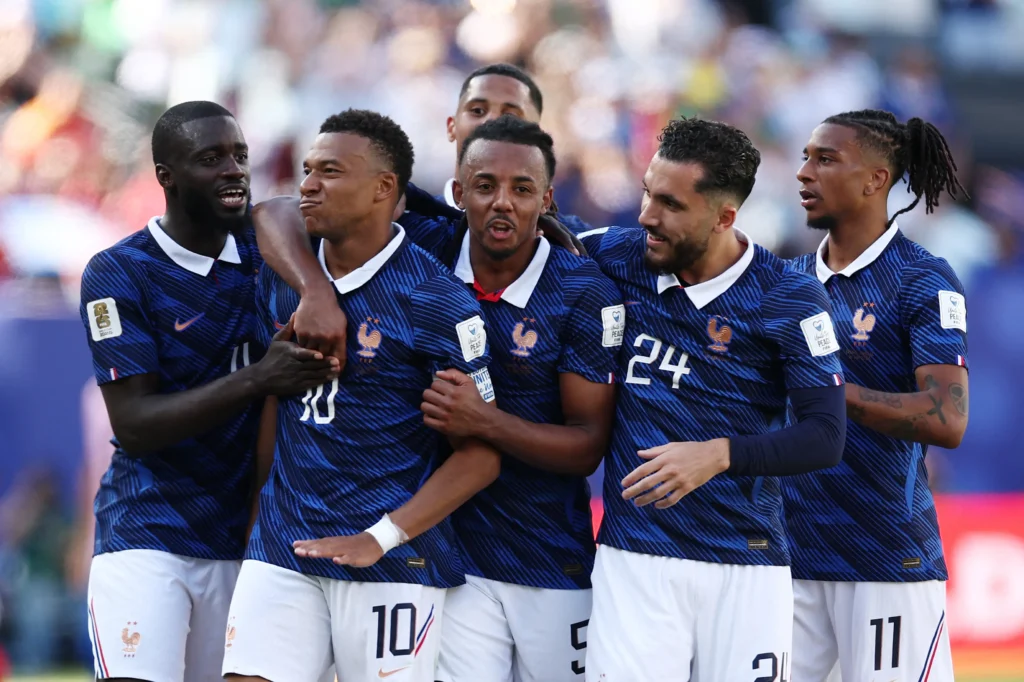 França pode garantir vaga antecipada e Mbappé mira recorde histórico contra o Iraque