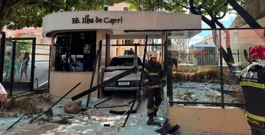 Vídeo: Carro perde controle após colisão e invade entrada de prédio