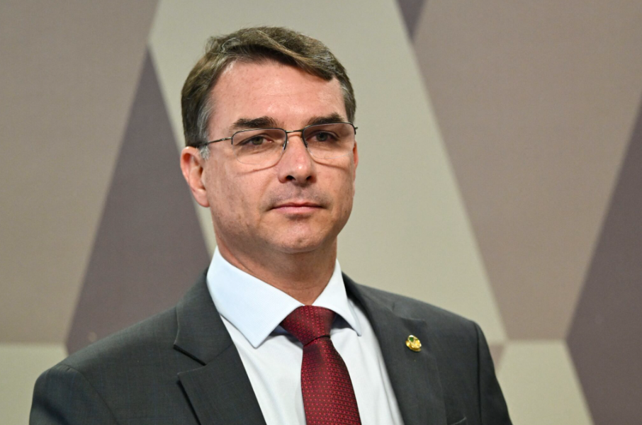 Vídeo: Flávio Bolsonaro rebate vídeo atribuído ao PT e comenta tarifas dos EUA