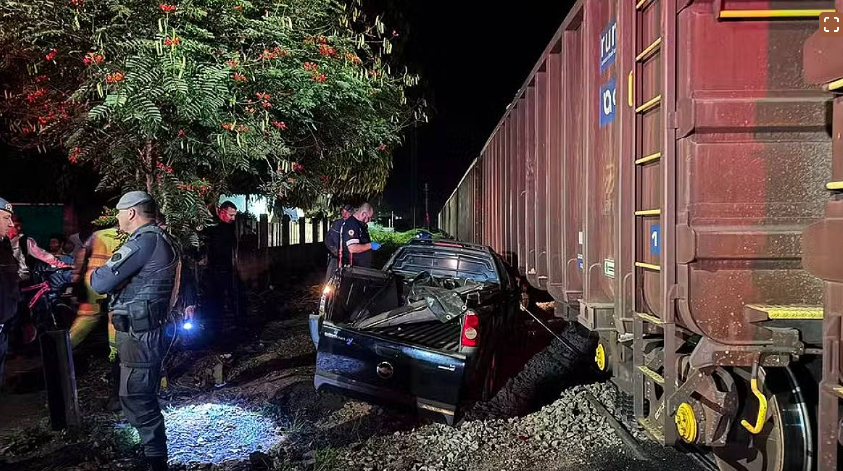 Motorista ignora sinalização, tenta cruzar linha férrea e é atingido por trem; assista ao vídeo