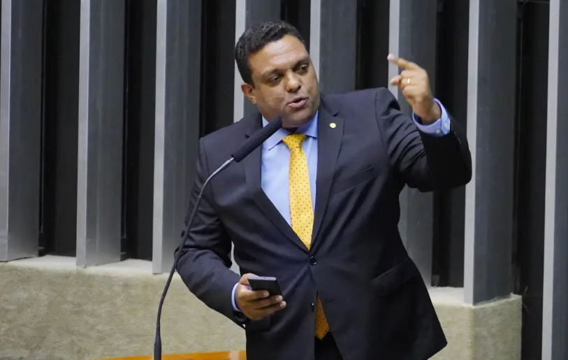 Vídeo: Flávio Bolsonaro e Banco Master voltam ao centro de questionamentos após novas revelações