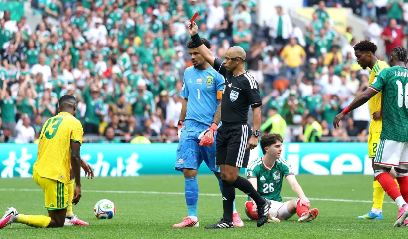 México vence África do Sul por 2 a 0 na abertura da Copa, e Wilton Pereira Sampaio ganha destaque com três expulsões