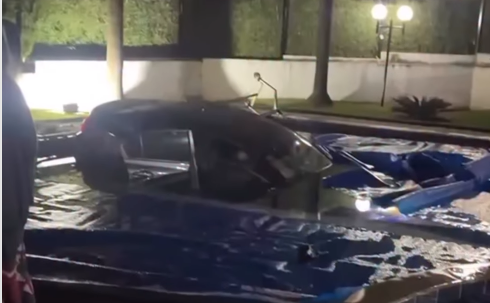 Motorista cai com carro dentro de piscina em condomínio no Setor Eldorado em Goiânia