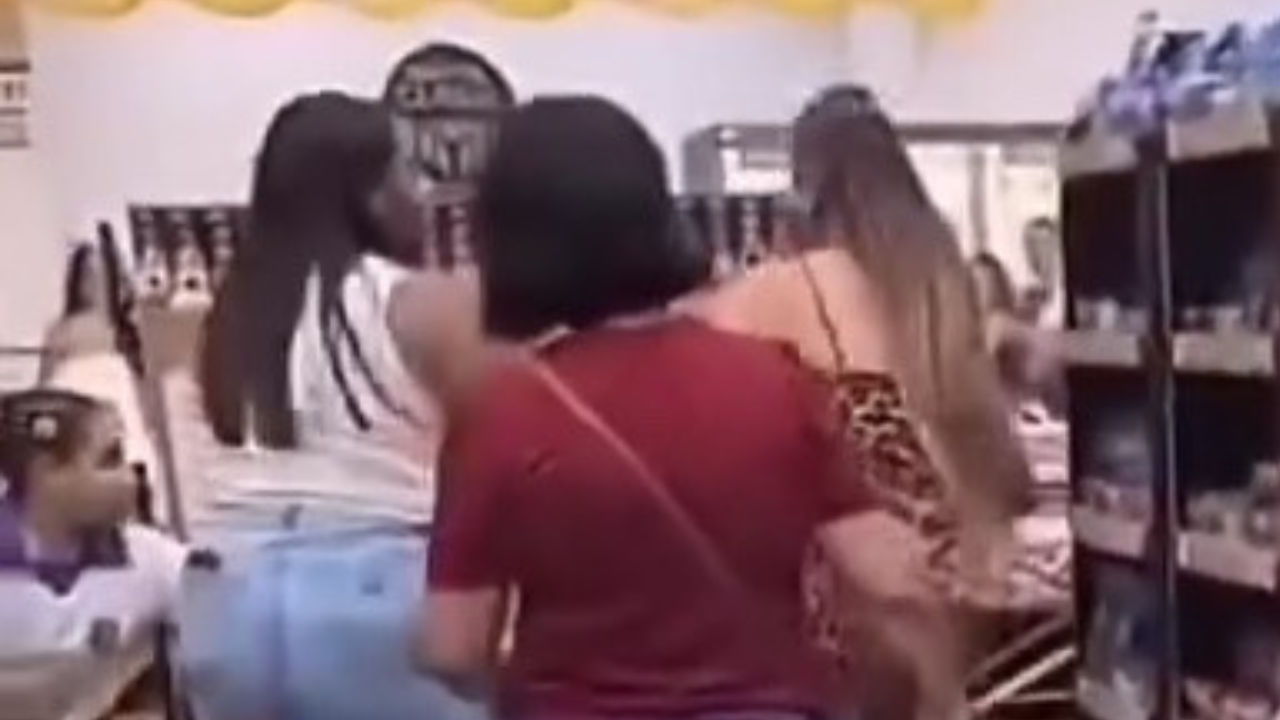 Vídeo: Mulher tira satisfação com cliente após suspeitar que marido olhava pata ela em supermercado