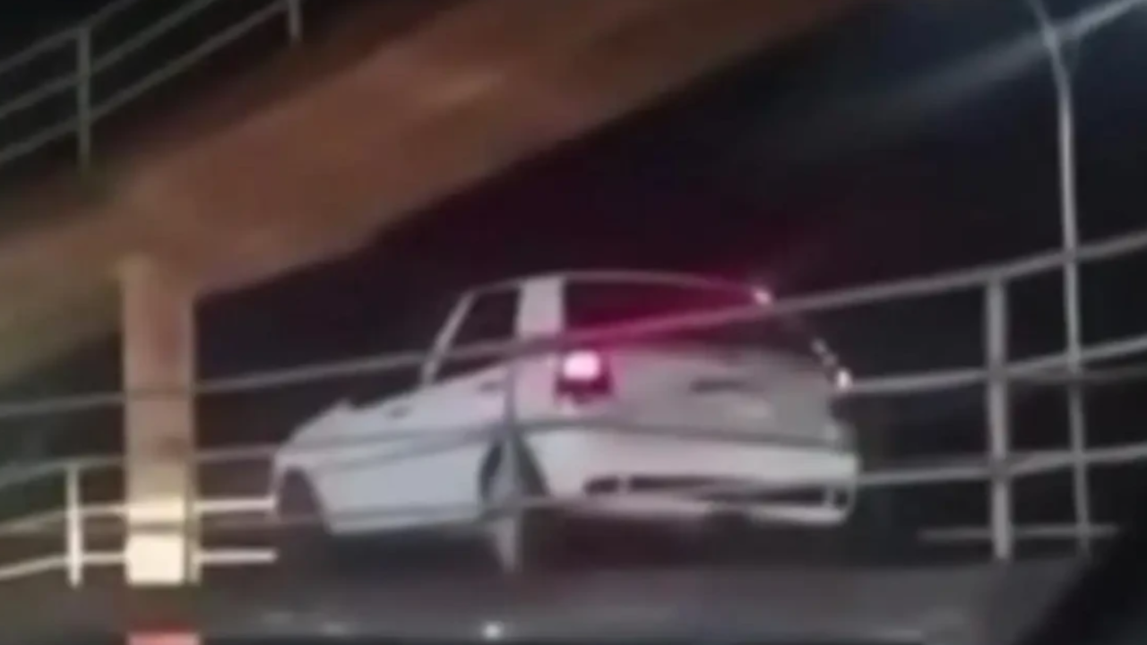 Motorista embriagado é flagrado com carro em passarela de pedestres na BR-060
