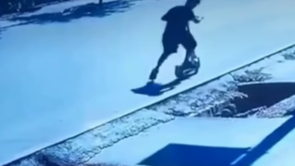 Patinete atinge idosa, vítima cai em buraco e condutor foge sem prestar socorro; assista ao vídeo