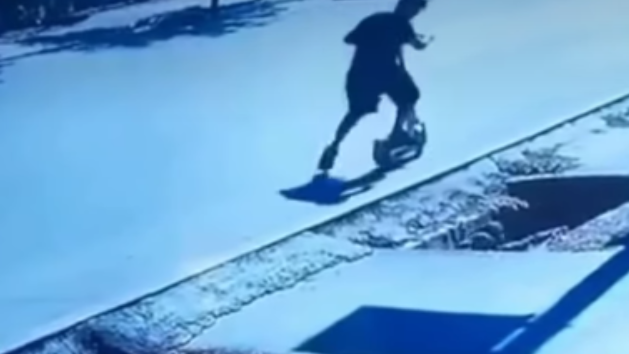Patinete atinge idosa, vítima cai em buraco e condutor foge sem prestar socorro; assista ao vídeo