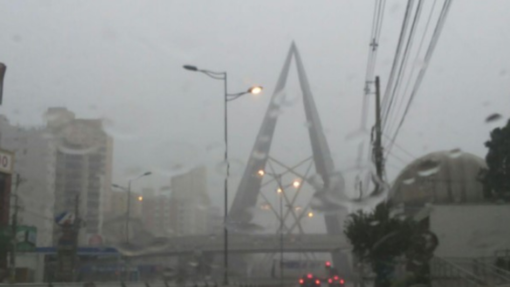 Chuvas fortes e ventos intensos colocam mais de 190 cidades em alerta em Goiás