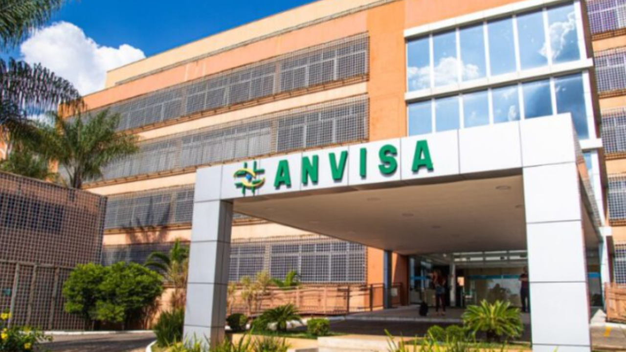Anvisa determina recolhimento de antibióticos e suspende lote de soro fisiológico após falhas de qualidade