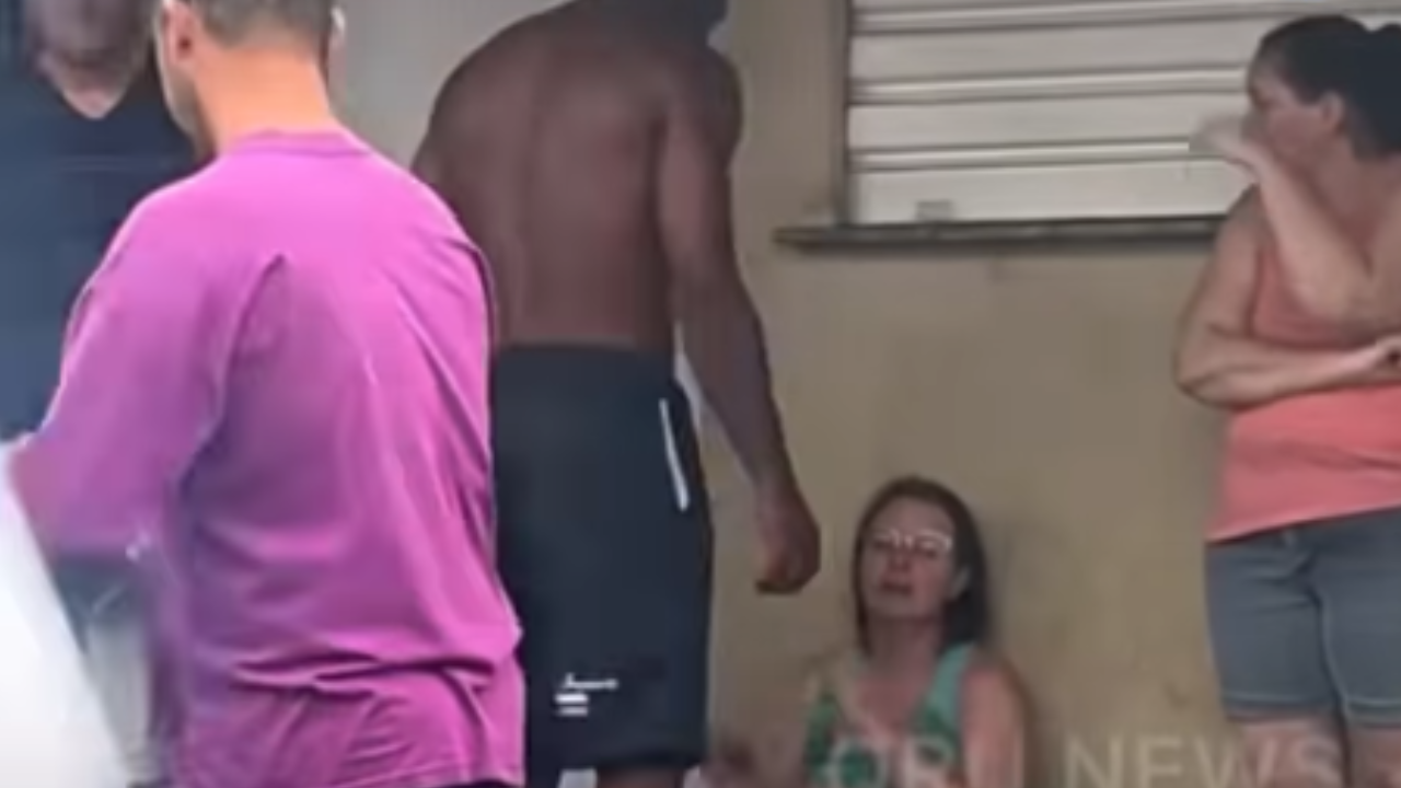 Genro abraça filha da vítima e nega envolvimento antes de confessar assassinato; veja vídeo