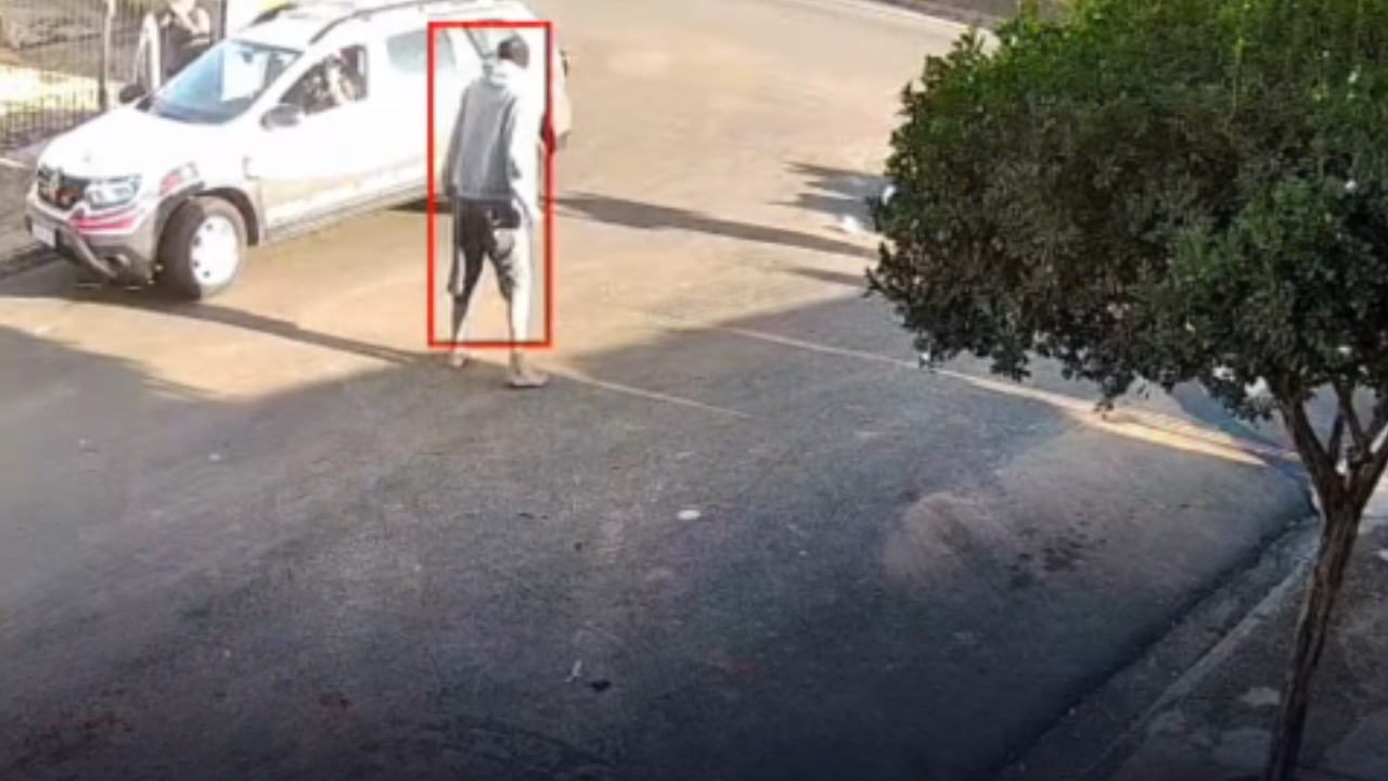 Suspeito de tentativa de feminicídio é baleado após avançar contra policiais; assista ao vídeo