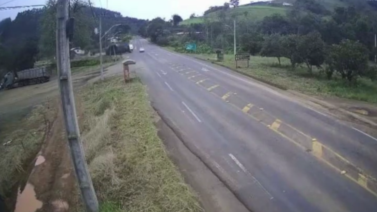 Caminhão tomba em cruzamento e motorista morre após perder controle; veja vídeo