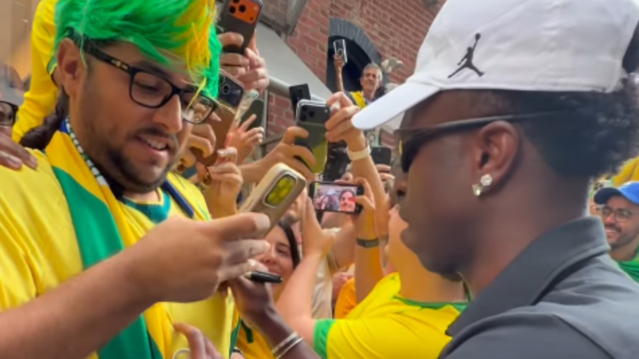 Vídeo: Seleção Brasileira recebe apoio de torcida na chegada à Filadélfia antes de duelo com o Haiti