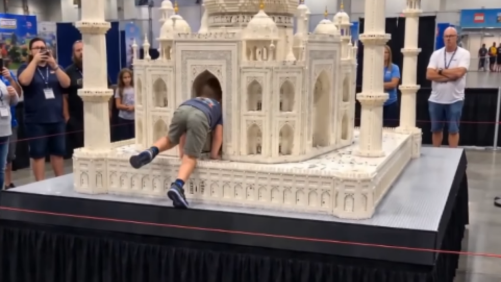 Vídeo: Criança derruba escultura gigante de LEGO e vídeo divide opiniões nas redes sociais