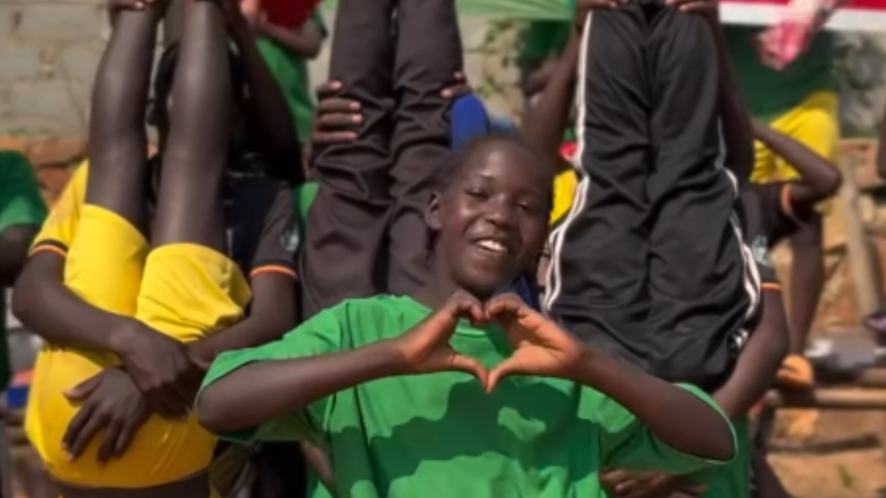Garotos africanos encantam com dança em homenagem à Seleção Brasileira; assista ao vídeo