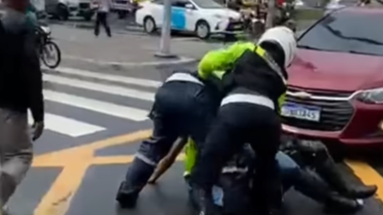 Motociclista agride agente de trânsito durante fiscalização e acaba detido; assista ao vídeo