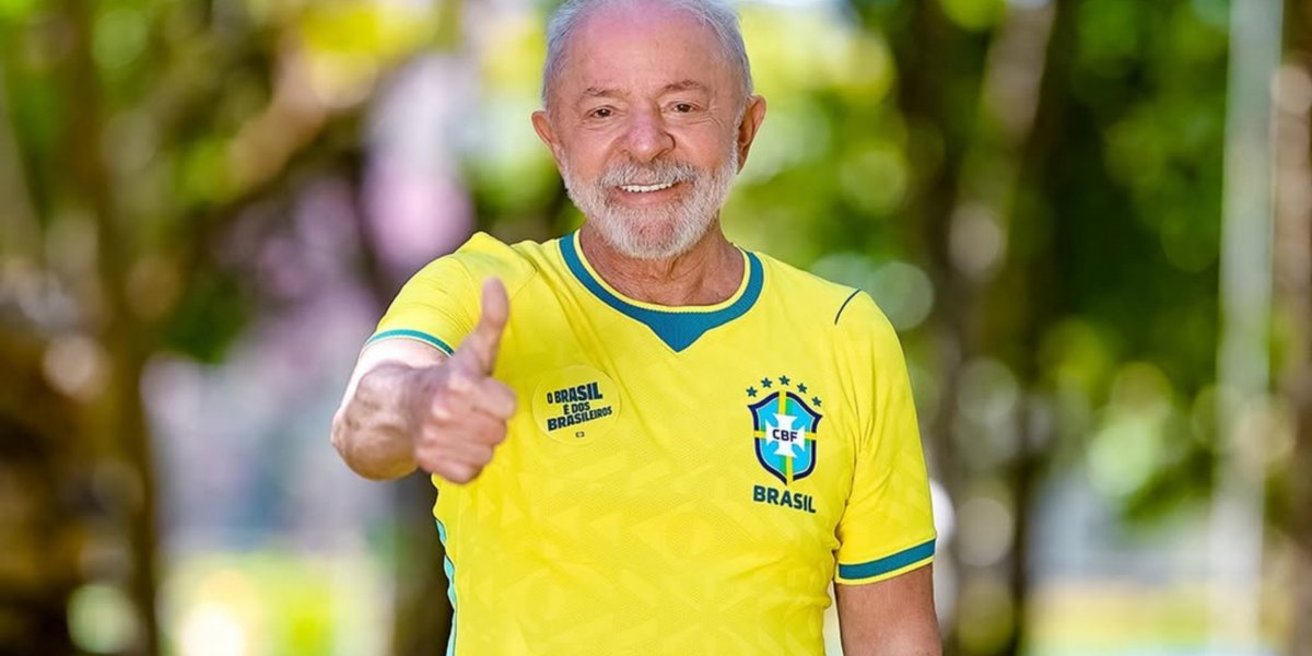 Lula usa Copa e camisa da seleção para disputar símbolo do patriotismo