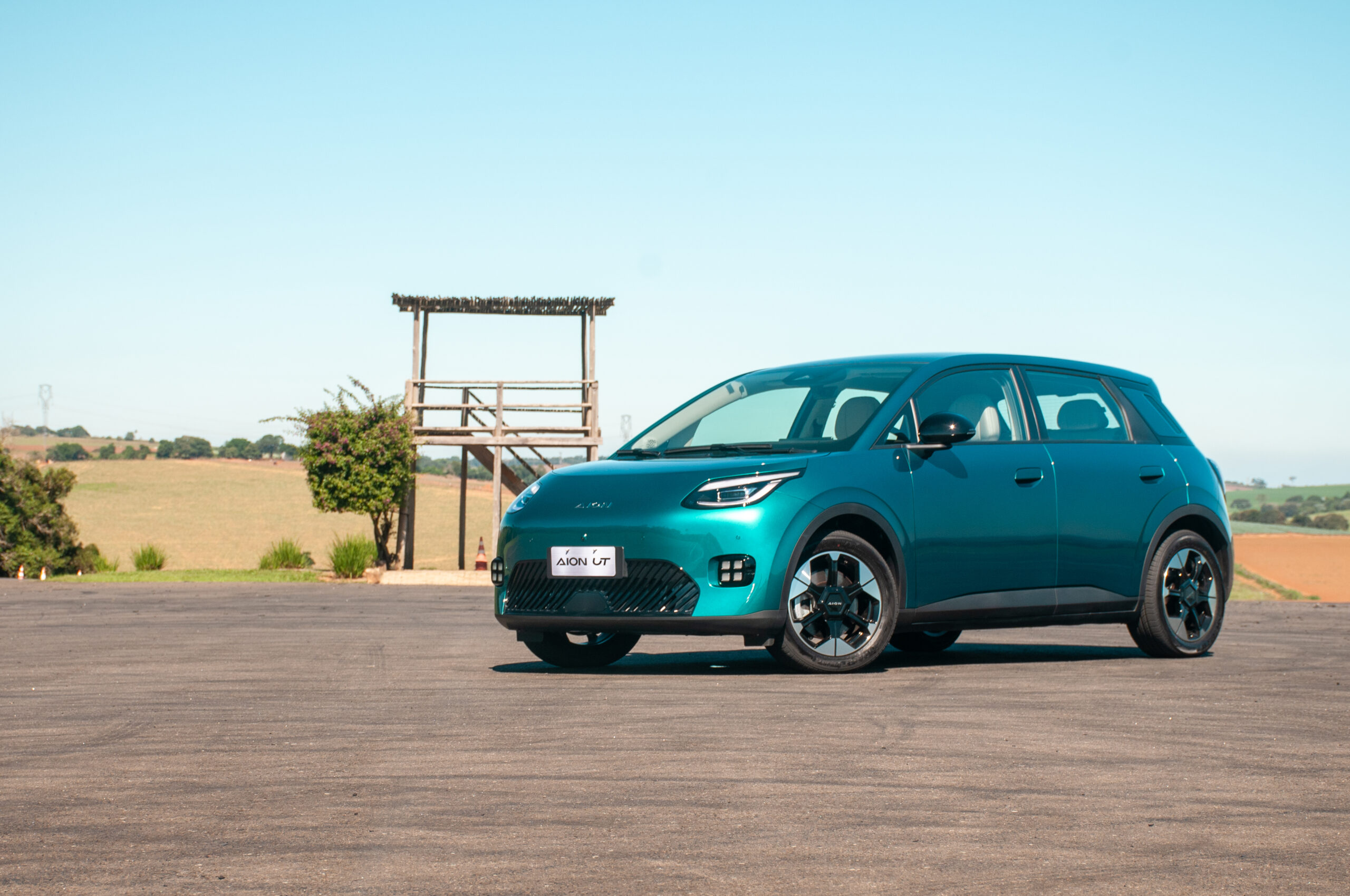GAC lança no Brasil o hatch elétrico Aion UT e anuncia condições especiais de vendas