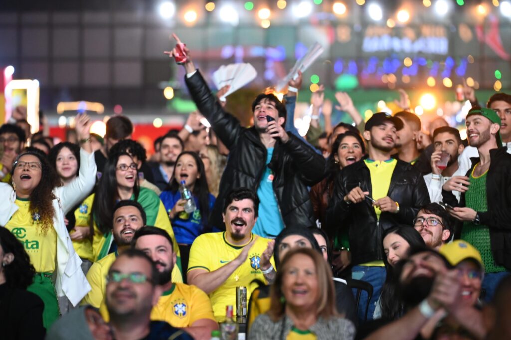 Arena Nº1: torcedores em Goiânia comemoram classificação do Brasil com samba de Xande de Pilares