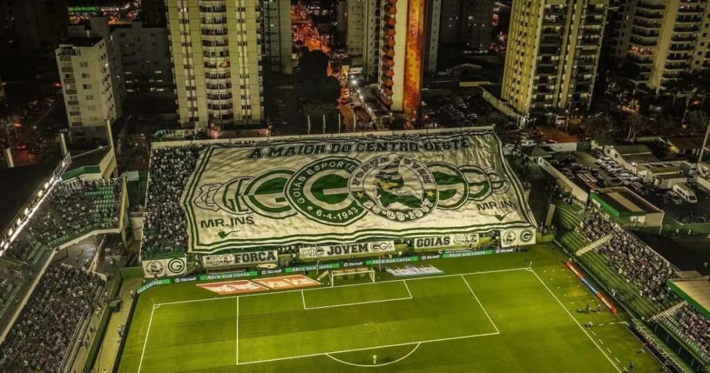 Goiás recebe o Operário-PR em duelo direto na Série B com mudança no meio-campo