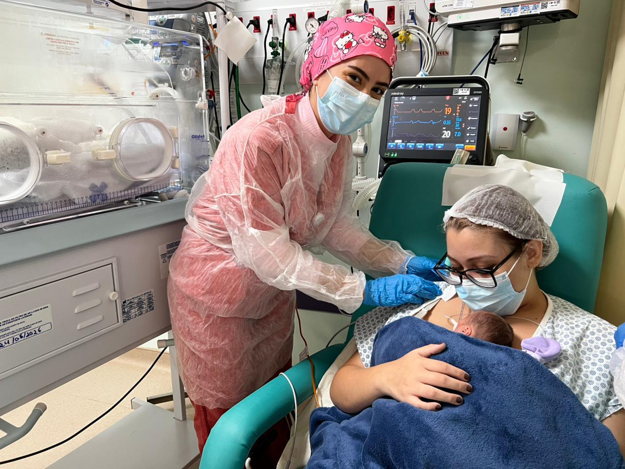 Mãe se emociona ao segurar sua filha prematura no HEAL