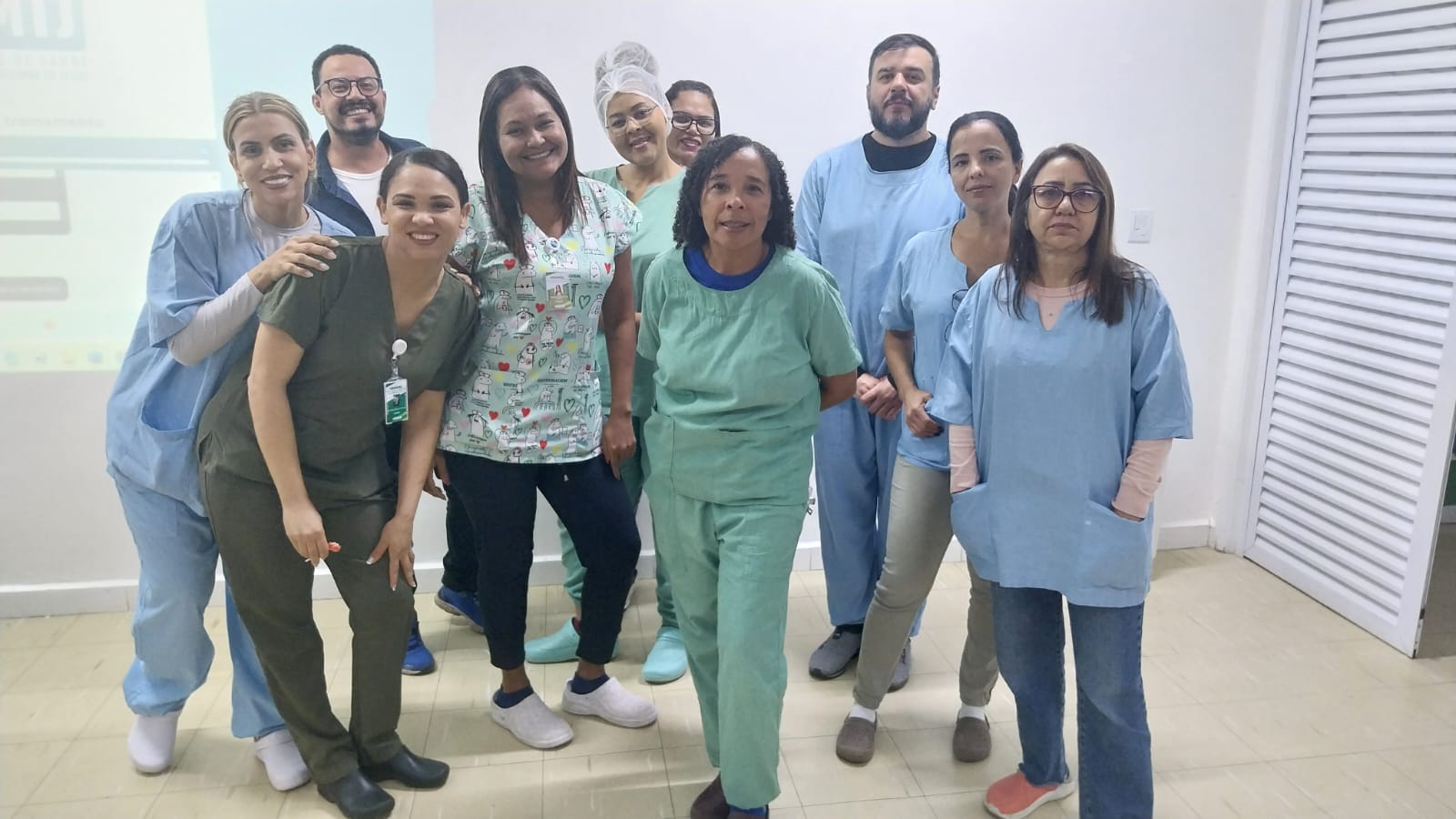 HEMNSL qualifica equipe para curativos em ferida operatória com foco em cesariana