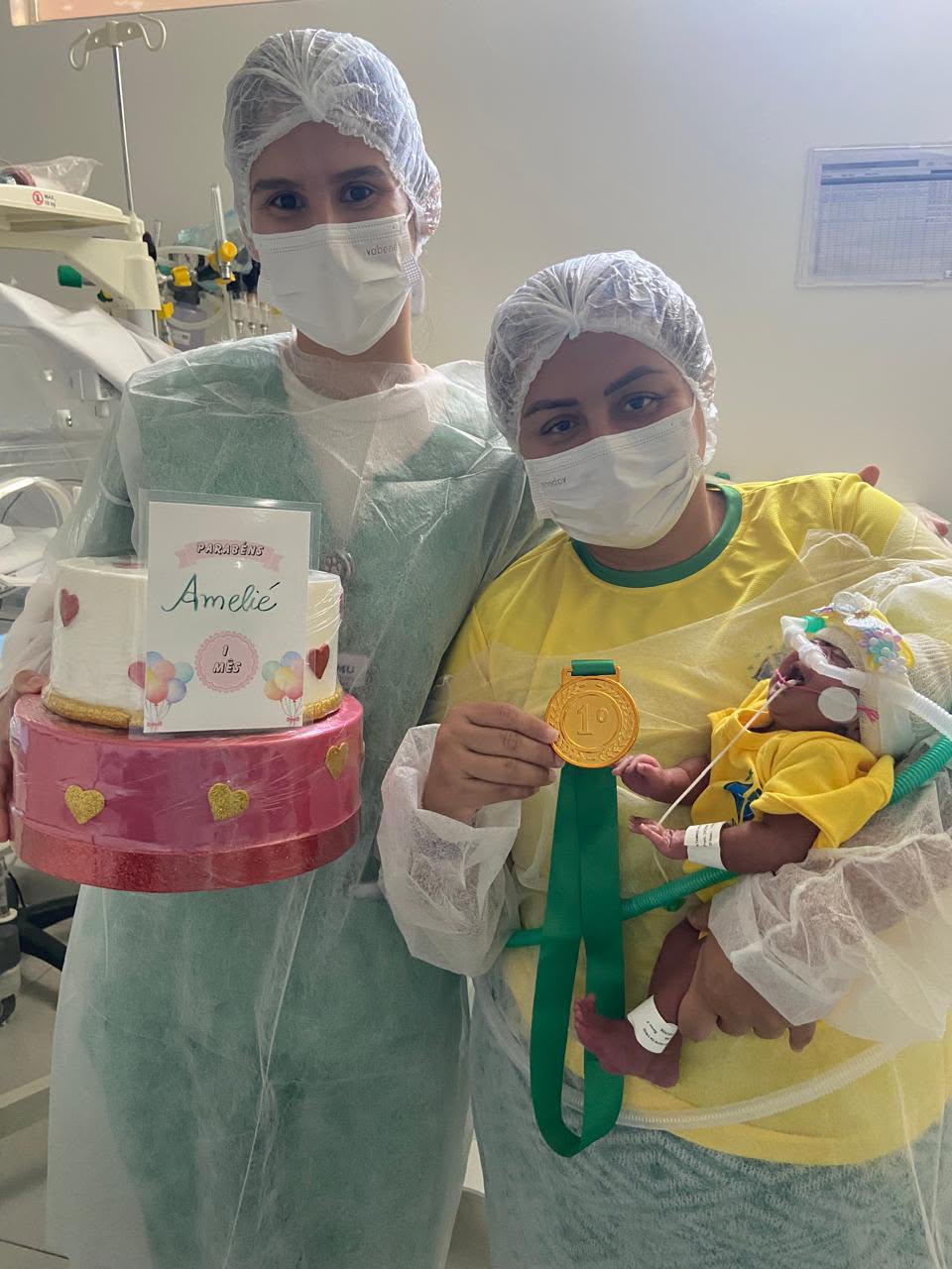 HEMU celebra primeiro mês de vida de bebê em clima de Copa do Mundo