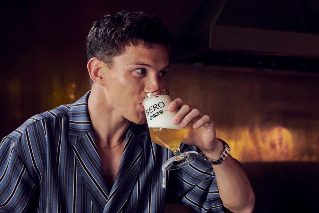 Tom Holland relembra batalha contra o álcool e revela hábitos longe das festas