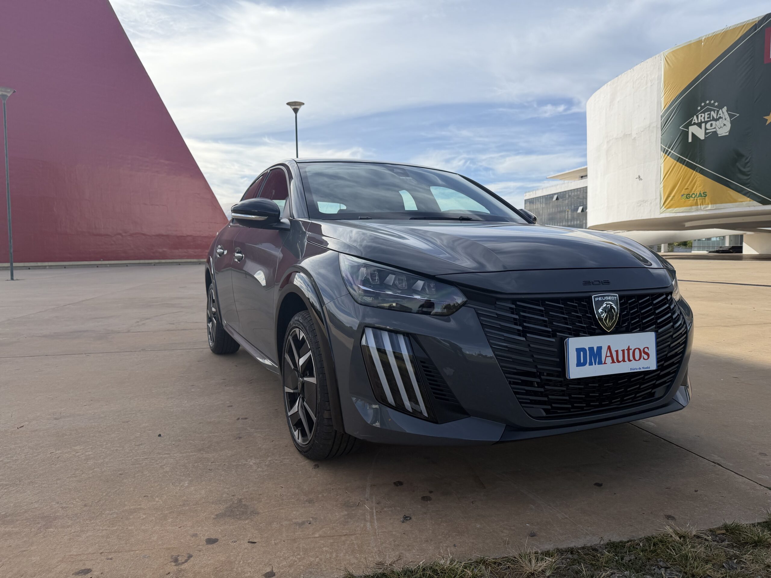 Teste: Peugeot 208 GT T200 Hybrid 2026 reforça presença no mercado com a tecnologia MHEV