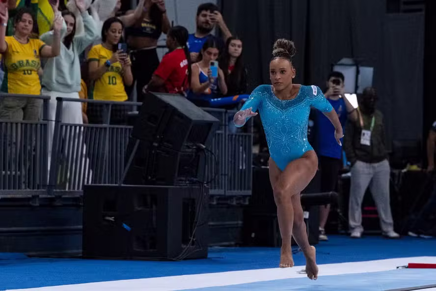 Rebeca leva ouro no salto na volta às competições, veja o vídeo