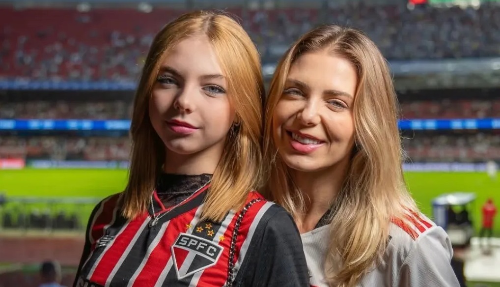 Filha de Sheila Mello humilha mãe em show: 'Ninguém te conhece aqui'