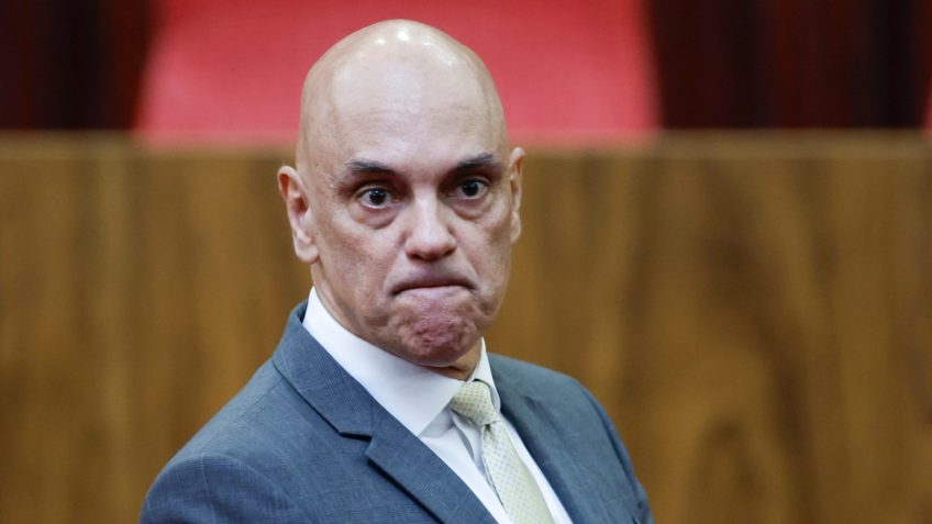 Moraes dá 24h para defesa de Bolsonaro explicar arma apreendida no DF