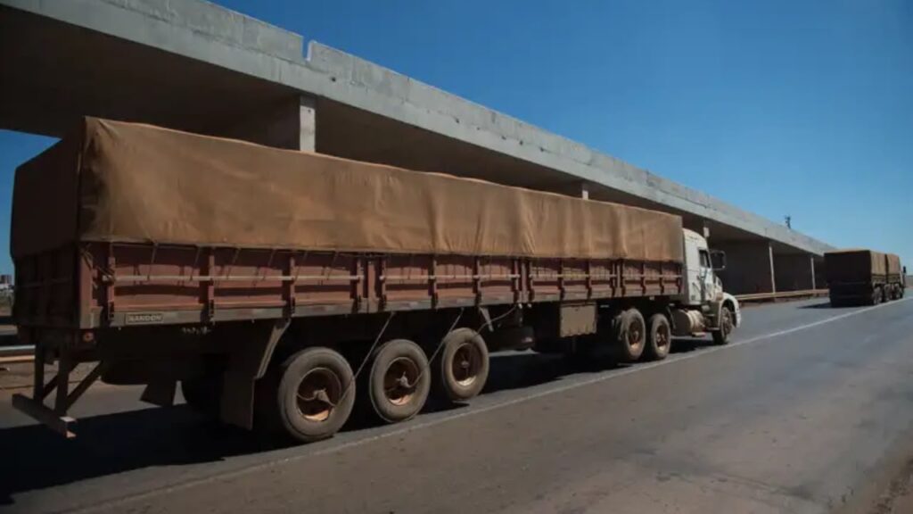 Vídeo: Caminhão-tanque tomba e pega fogo; motorista sobrevive
