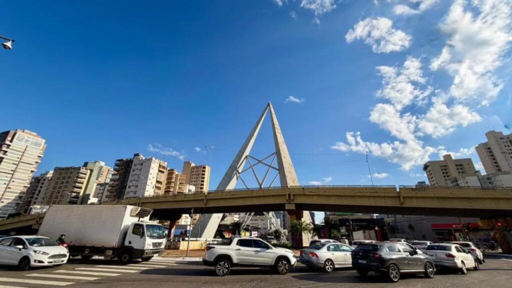 Obras no monumento dos dois marcos alteram trânsito no cruzamento das avenidas 85 e T-63 em Goiânia