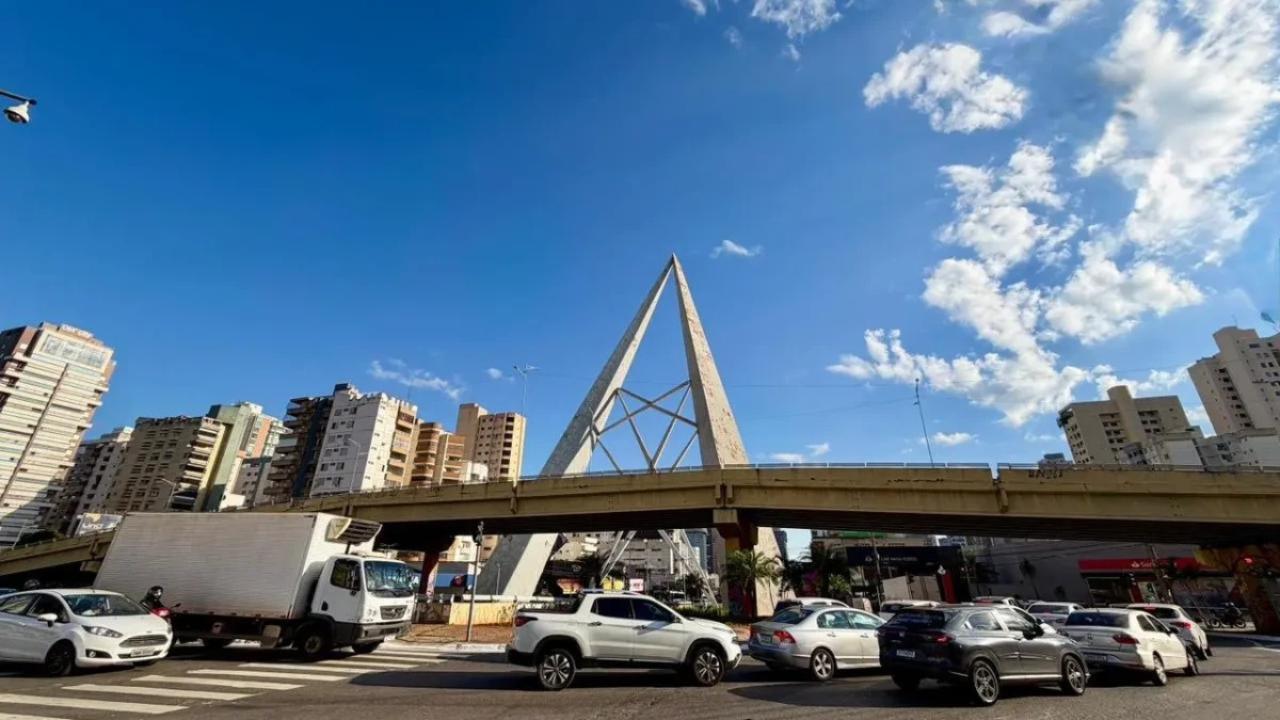 Obras no monumento dos dois marcos alteram trânsito no cruzamento das avenidas 85 e T-63 em Goiânia