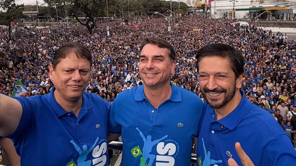 Flávio fala em guerra espiritual e Messias cita Lula ao dizer que Marcha para Jesus não é comício