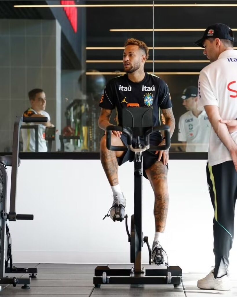 Neymar não viajará para amistoso do Brasil contra o Egito para intensificar tratamento de lesão